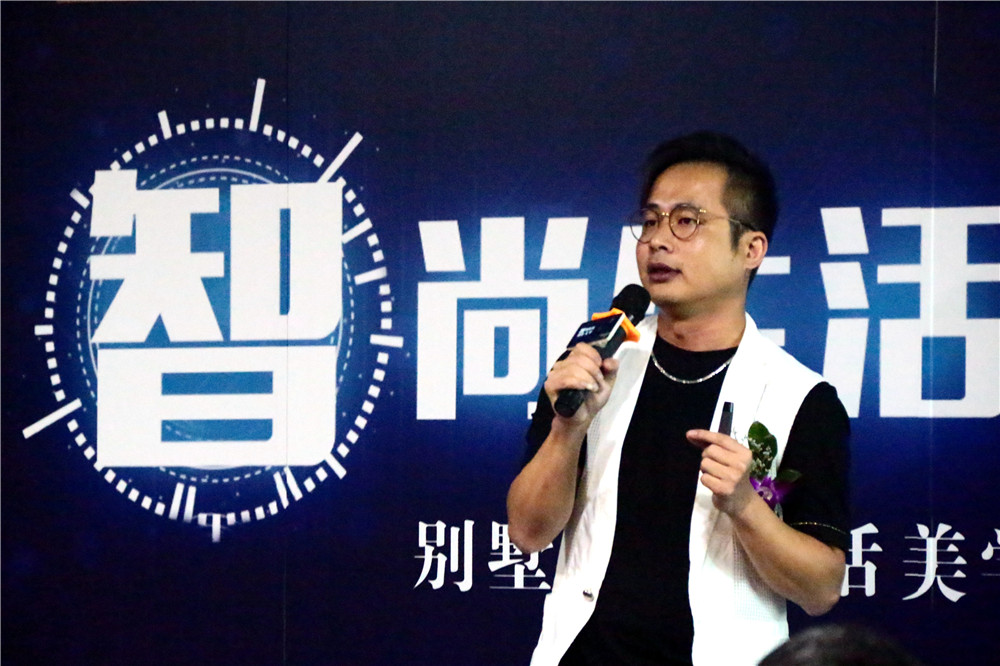 草堂設(shè)計院顧問導師吳文粒先生臺上分享
