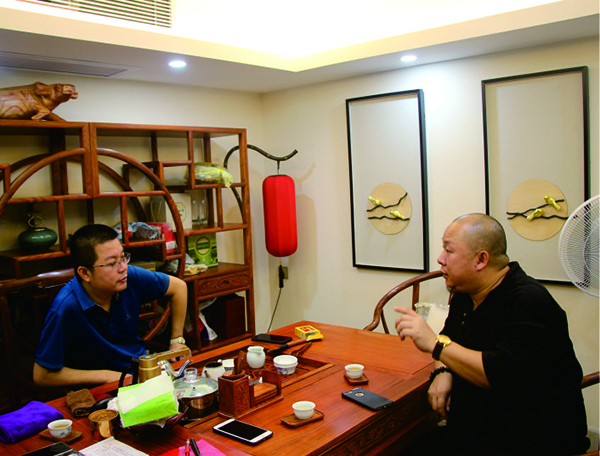 鼎峰源著業(yè)主與裝修設(shè)計師討論