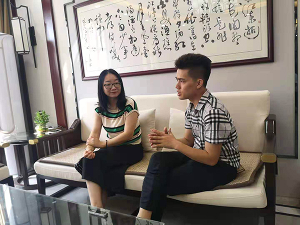 譽(yù)景名居裝修業(yè)主與設(shè)計(jì)師洽談 譽(yù)景名居裝修業(yè)主與設(shè)計(jì)師洽談