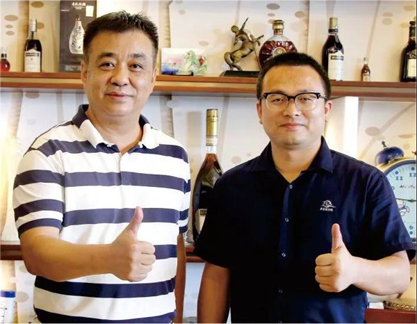 鼎峰源著裝修業(yè)主與魯班設(shè)計(jì)院院長陳迪林合影