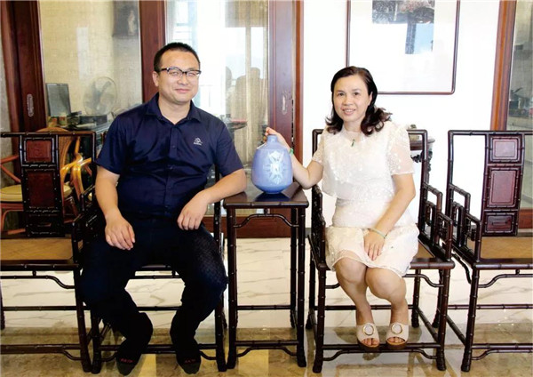 鼎峰源著裝修業(yè)主與魯班設(shè)計(jì)院院長陳迪林合影